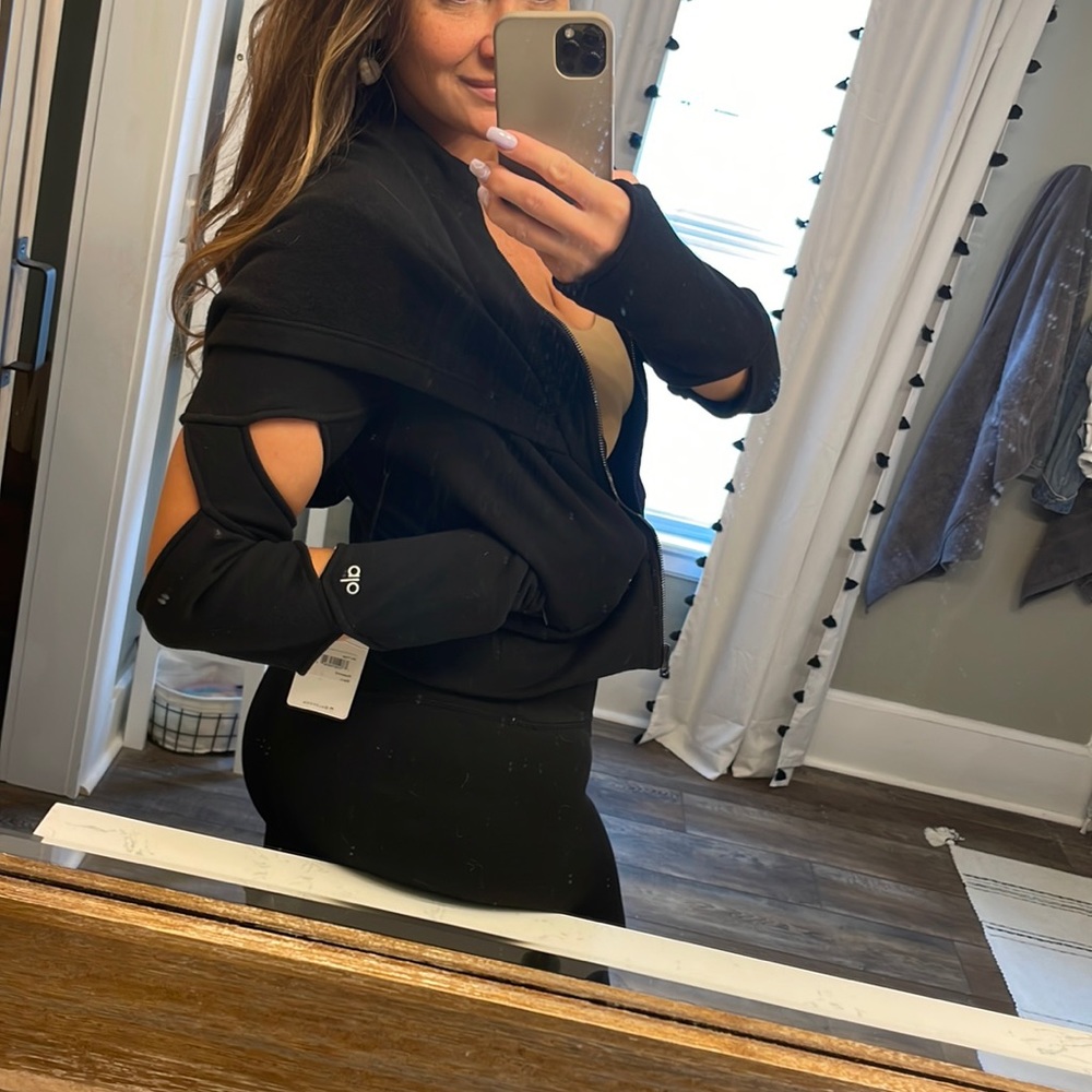 Alo Yoga Cut-Out Sleeve Crop Hoodie
